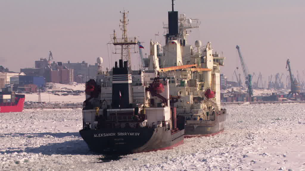 Brise-glace nucléaire sur le fleuve Ienissei près de Doudinka