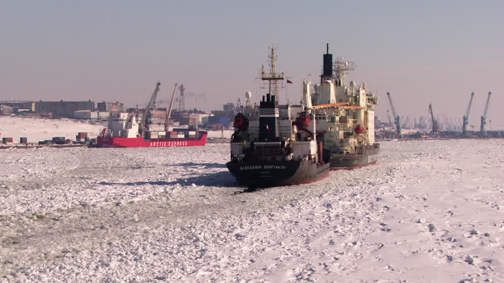 Brise-glace nucléaire sur le fleuve Ienissei près de Doudinka